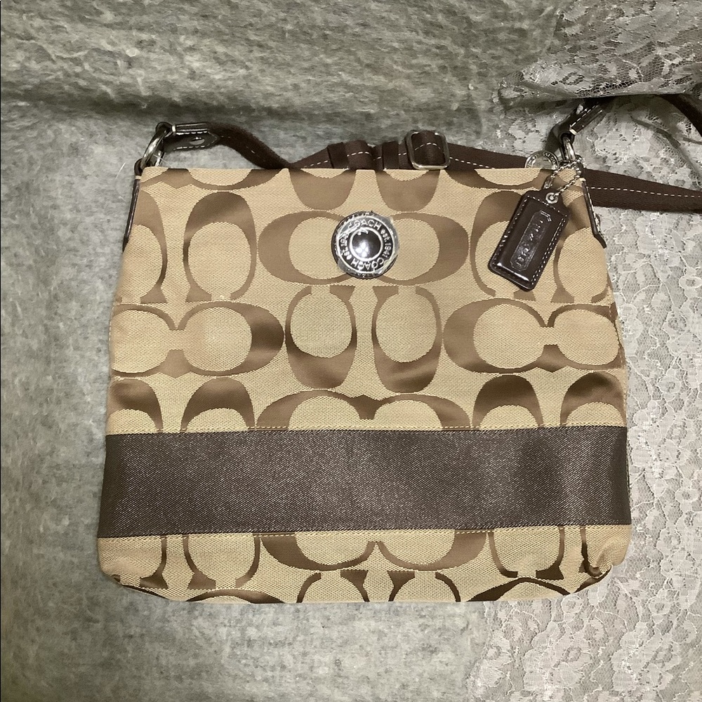⬇️Coach signature NWOT stripe bag